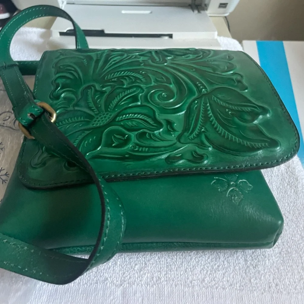 Patricia Nash Xbody & Wallet - Picture 4 of 10